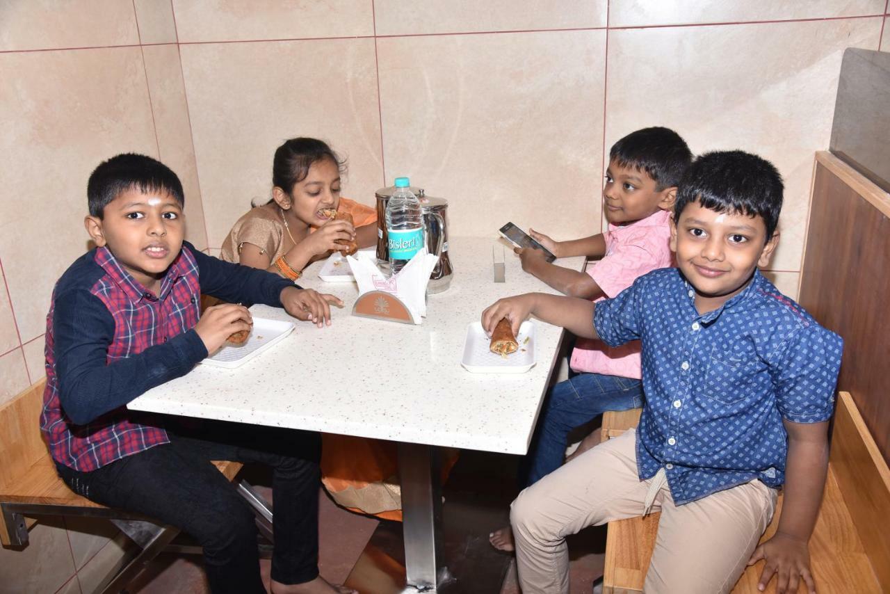 Sivamurugan Hotels Kumbakonam Buitenkant foto